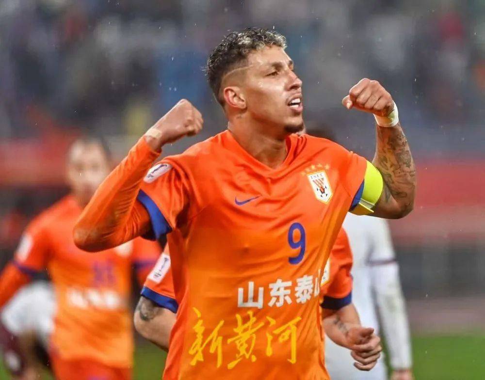 中超红牌！山东泰山队3-1胜武汉三镇！克雷桑进球无效！泽卡两球(中超 山东泰山)