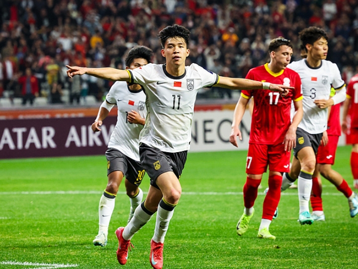 爱游戏体育在线-包含突发！国足东亚杯23人基本确定，久尔杰维奇临时带队，韦世豪无缘的词条
