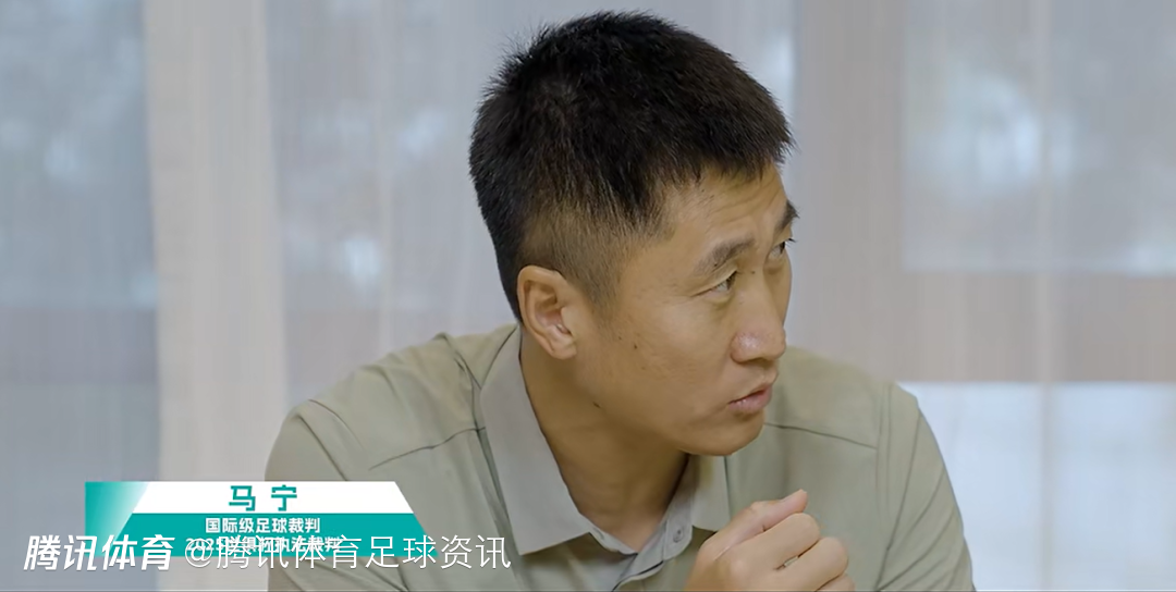 世俱杯首现裁判佩戴执法记录仪俩中国裁判入选(世界杯裁判手表)